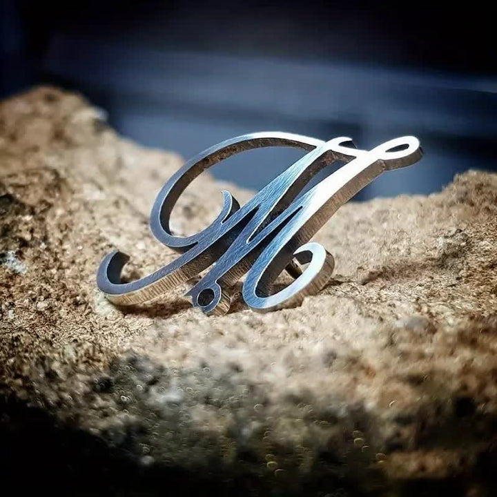 Broche élégante avec initiales personnalisées et chaîne