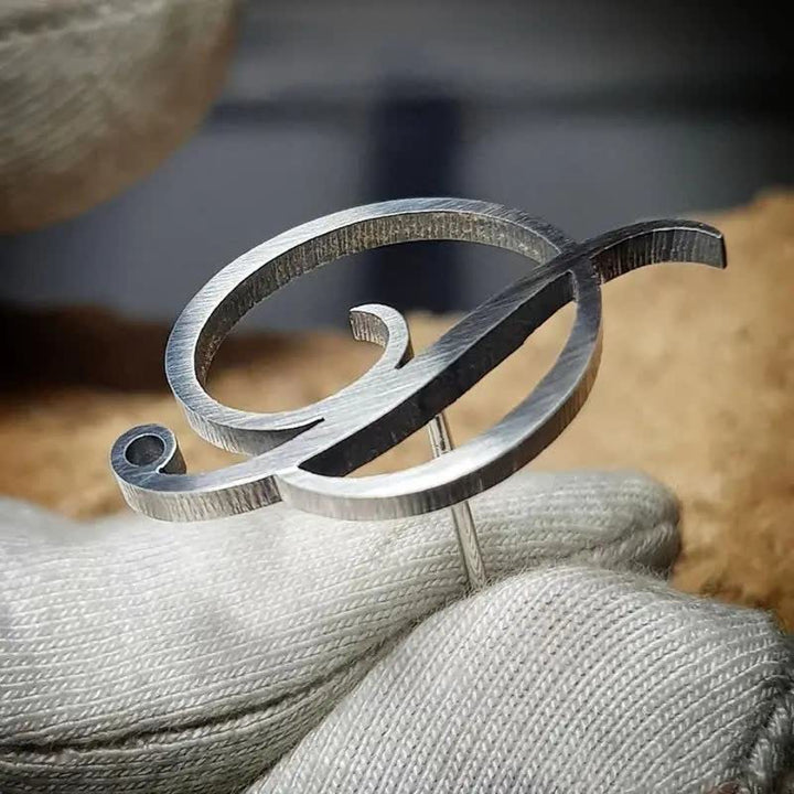Broche élégante avec initiales personnalisées et chaîne