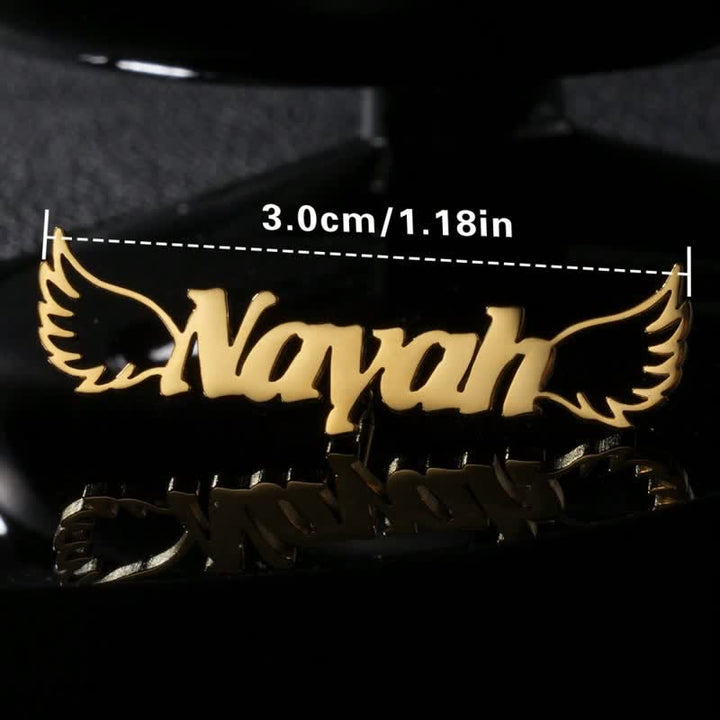 Broche élégante avec nom personnalisé et ailes d'ange