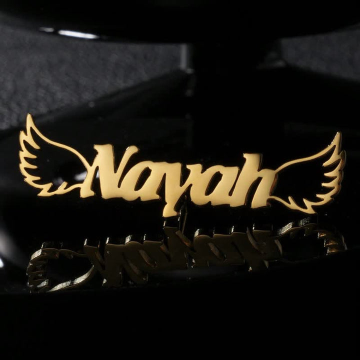 Broche élégante avec nom personnalisé et ailes d'ange