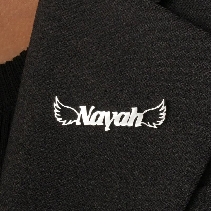Broche élégante avec nom personnalisé et ailes d'ange