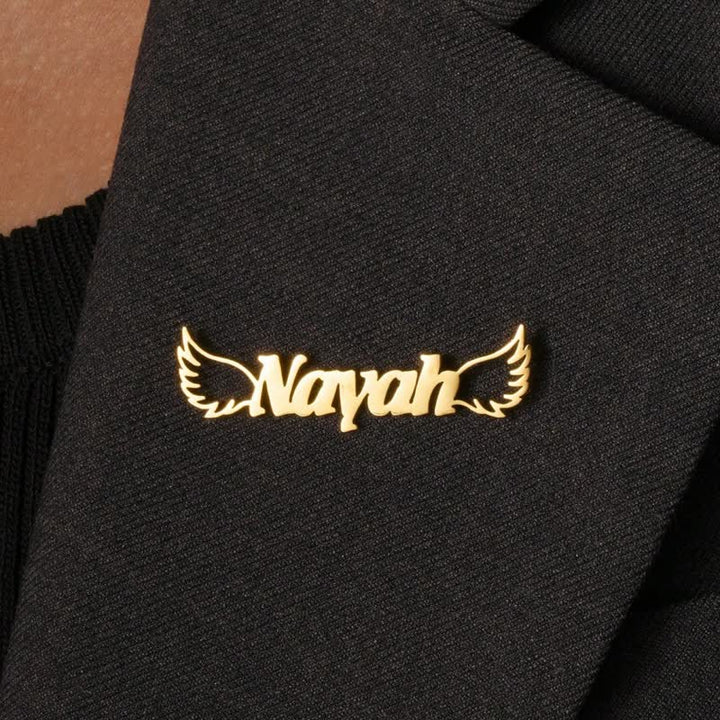 Broche élégante avec nom personnalisé et ailes d'ange