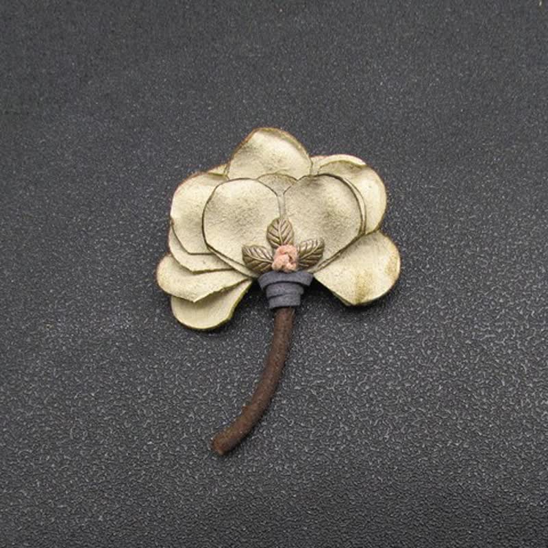 Broche en tissu à pétales de fleurs de mariage rétro au design original