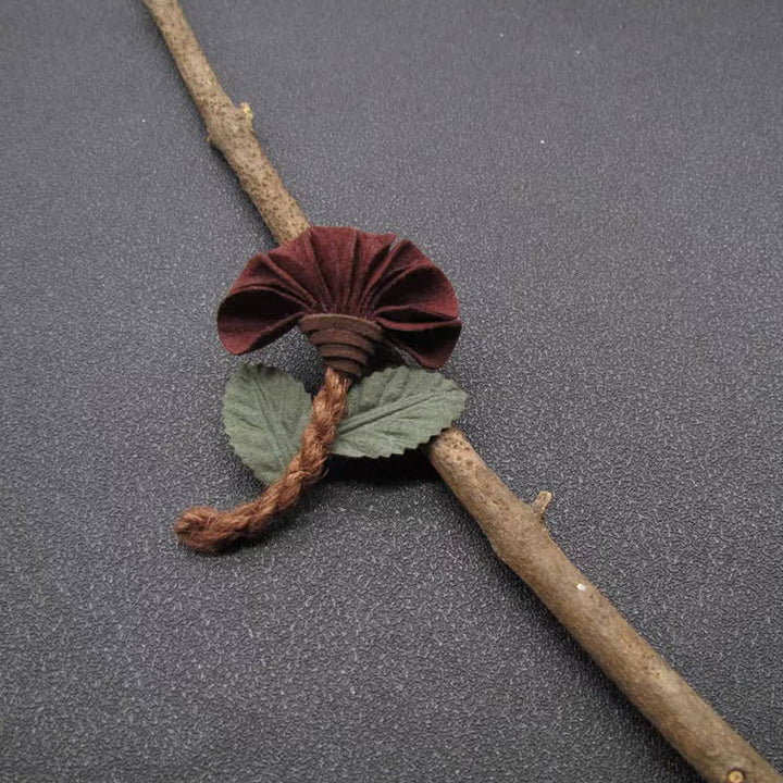 Broche en tissu à motif floral froissé bordeaux pour mariage
