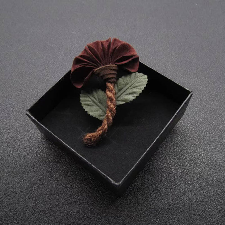 Broche en tissu à motif floral froissé bordeaux pour mariage