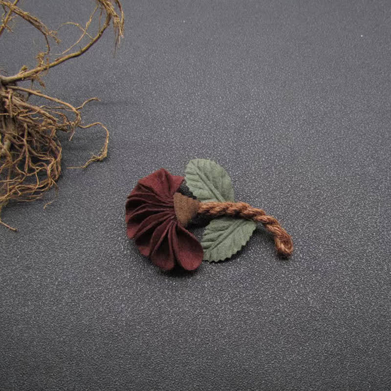Broche en tissu à motif floral froissé bordeaux pour mariage