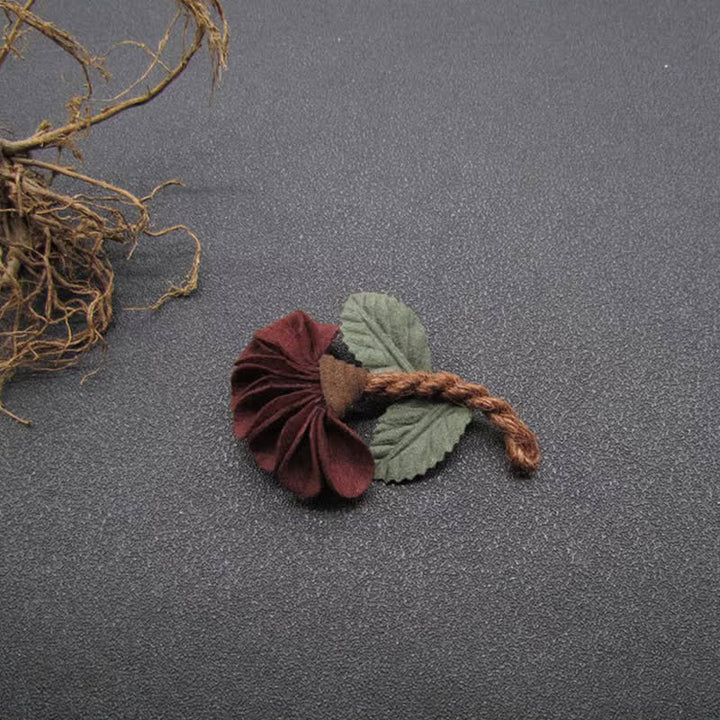 Broche en tissu à motif floral froissé bordeaux pour mariage