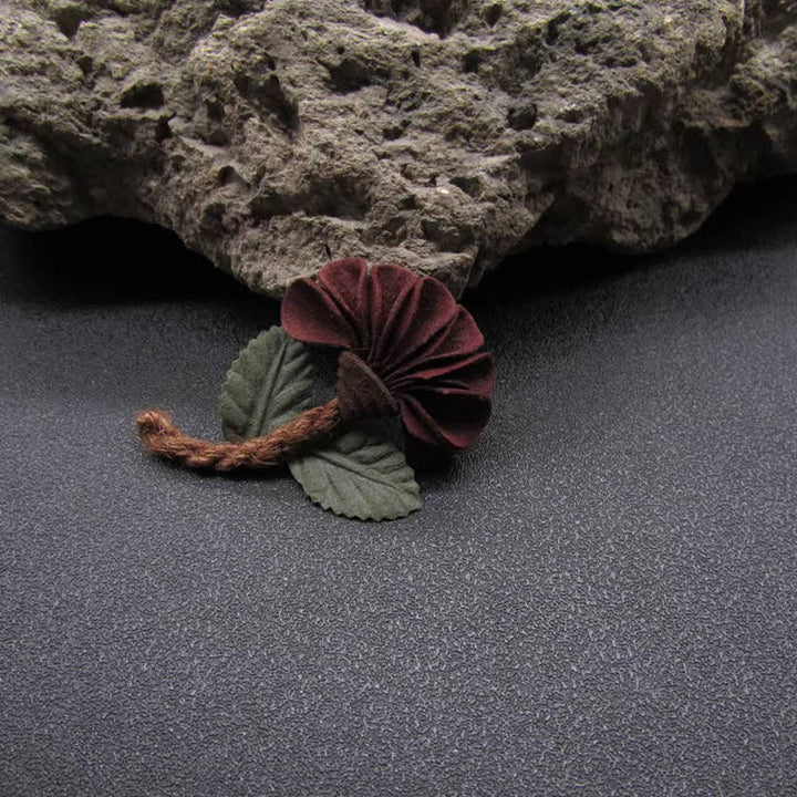 Broche en tissu à motif floral froissé bordeaux pour mariage