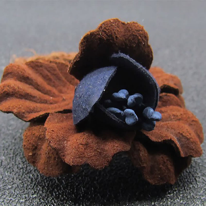 Broche en tissu fleuri au design original de mariage couleur châtaigne