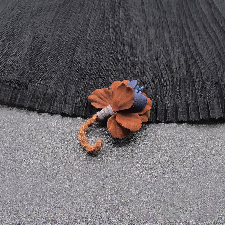 Broche en tissu fleuri au design original de mariage couleur châtaigne