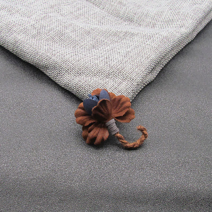 Broche en tissu fleuri au design original de mariage couleur châtaigne
