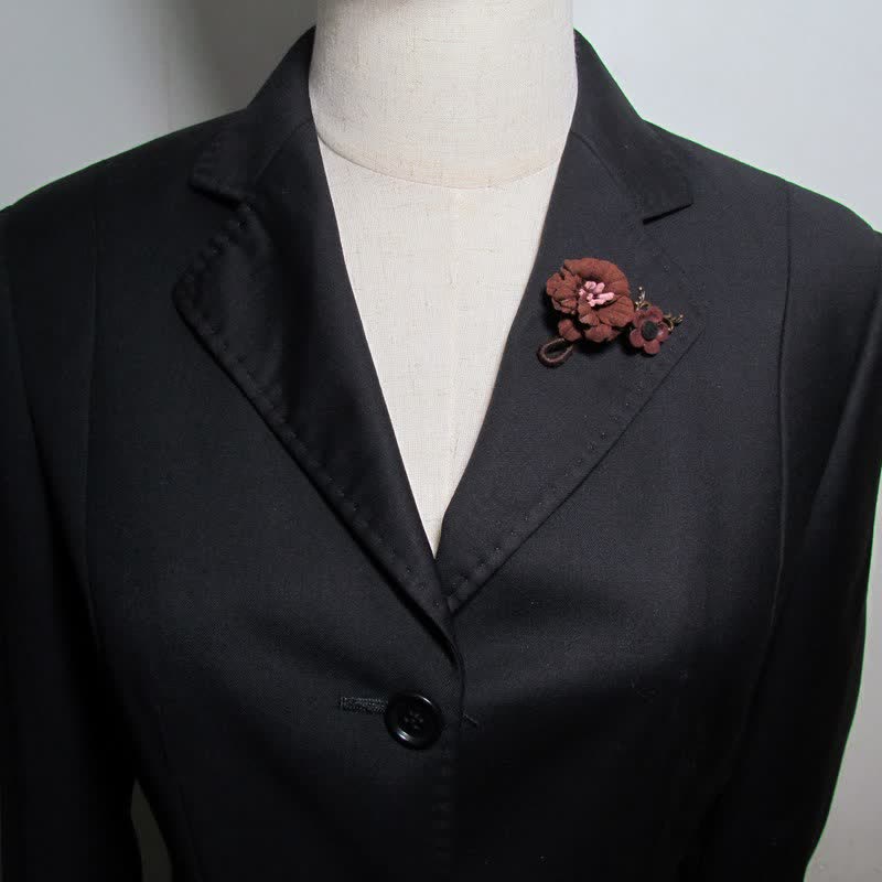Charmante broche en tissu à fleurs au design original pour mariage au café