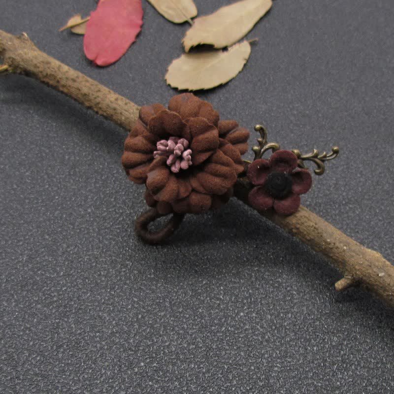 Charmante broche en tissu à fleurs au design original pour mariage au café
