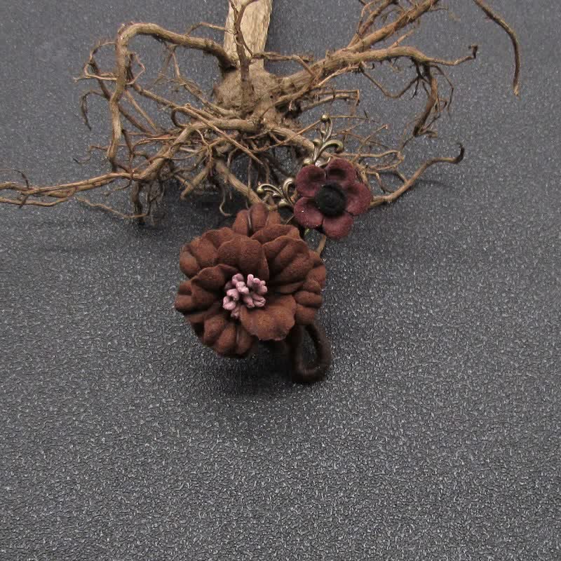 Charmante broche en tissu à fleurs au design original pour mariage au café