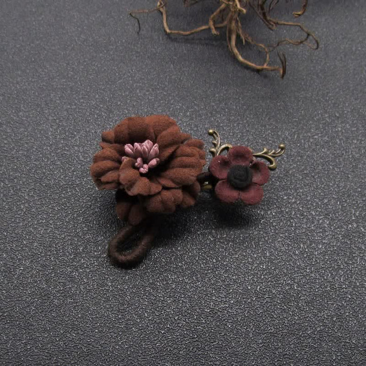 Charmante broche en tissu à fleurs au design original pour mariage au café