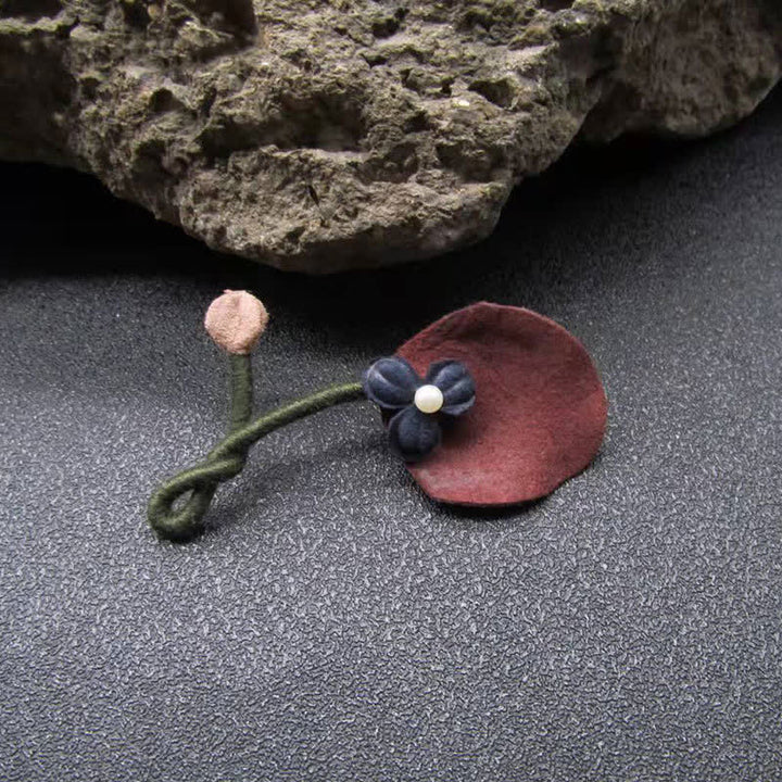 Broche en tissu fleurie au design original bordeaux et bleu pour mariage