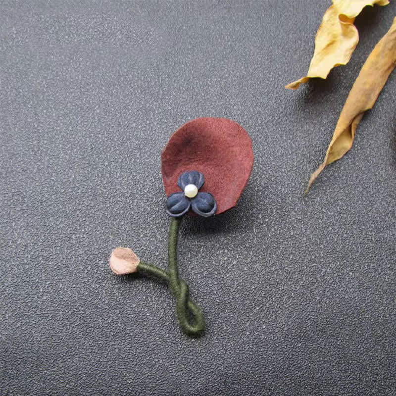 Broche en tissu fleurie au design original bordeaux et bleu pour mariage