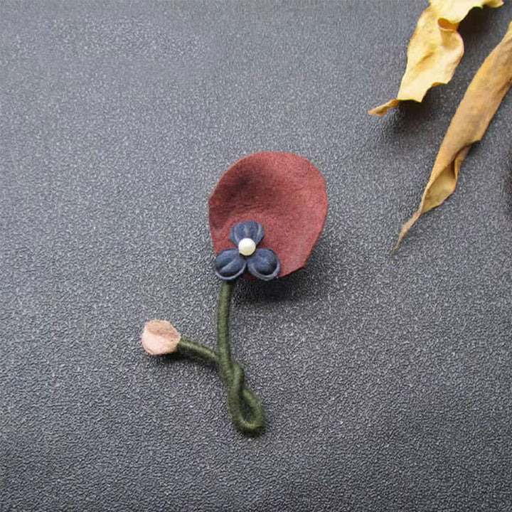 Broche en tissu fleurie au design original bordeaux et bleu pour mariage