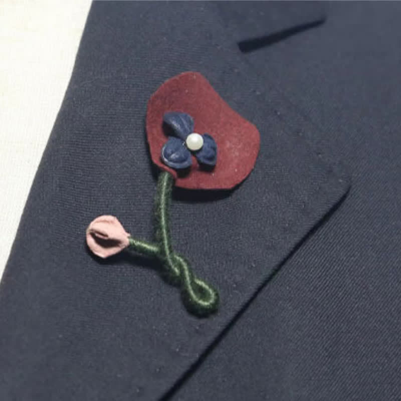 Broche en tissu fleurie au design original bordeaux et bleu pour mariage