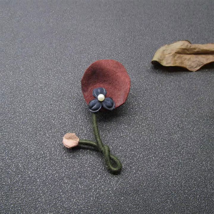 Broche en tissu fleurie au design original bordeaux et bleu pour mariage