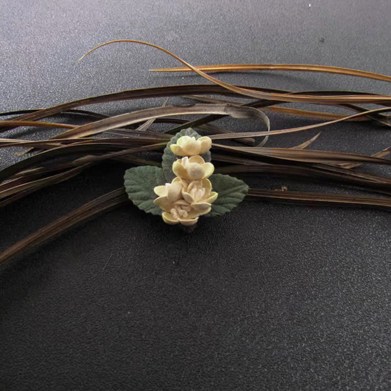 Broche en tissu ivoire à mini fleurs, design original pour mariage