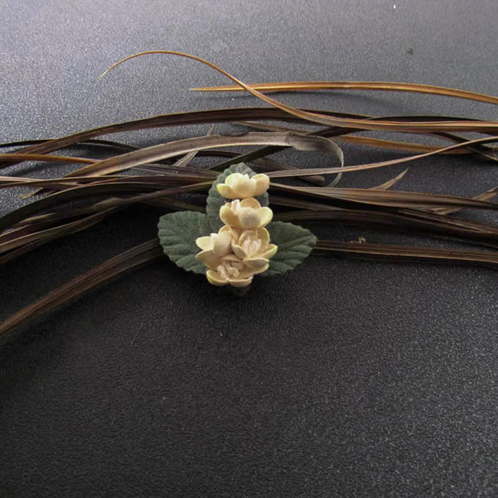 Broche en tissu ivoire à mini fleurs, design original pour mariage