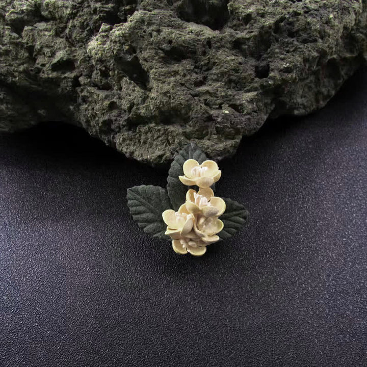 Broche en tissu ivoire à mini fleurs, design original pour mariage
