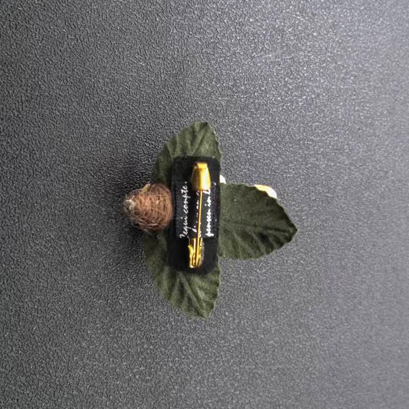 Broche en tissu ivoire à mini fleurs, design original pour mariage