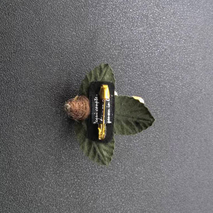 Broche en tissu ivoire à mini fleurs, design original pour mariage