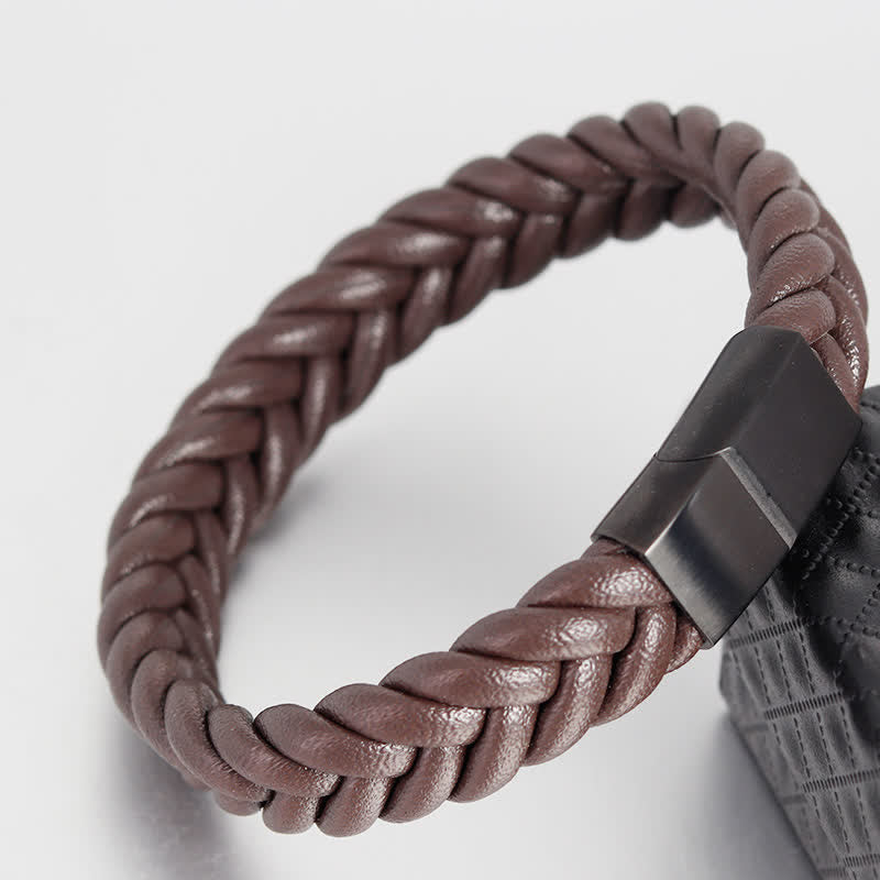 Bracelet en cuir tressé avec nom personnalisé et fermoir magnétique