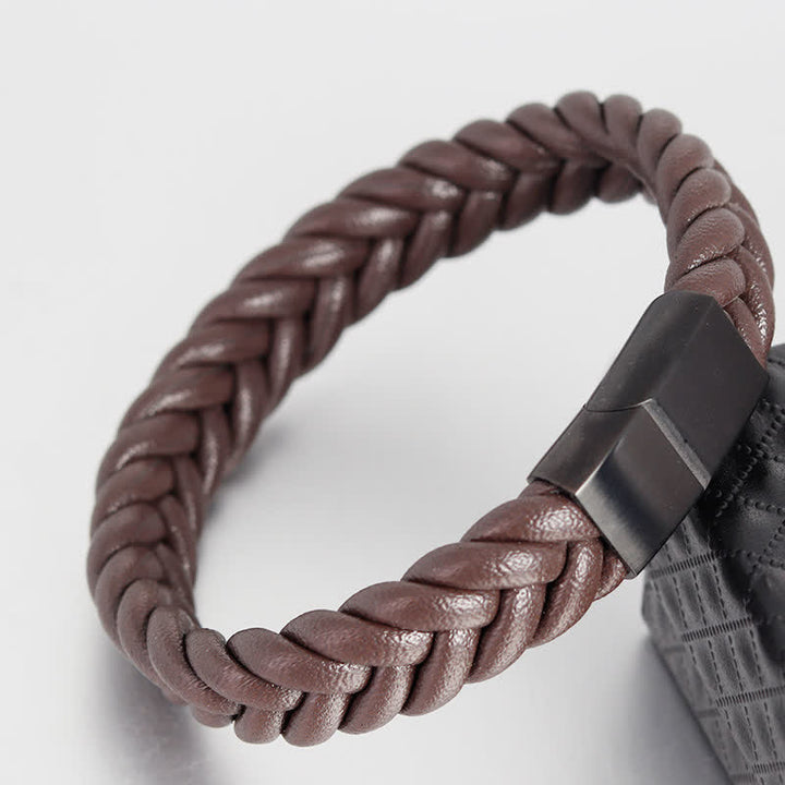 Bracelet en cuir tressé avec nom personnalisé et fermoir magnétique