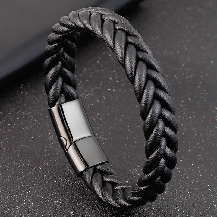 Bracelet en cuir tressé avec nom personnalisé et fermoir magnétique