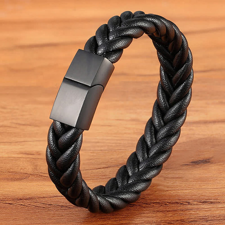 Bracelet en cuir tressé avec nom personnalisé et fermoir magnétique