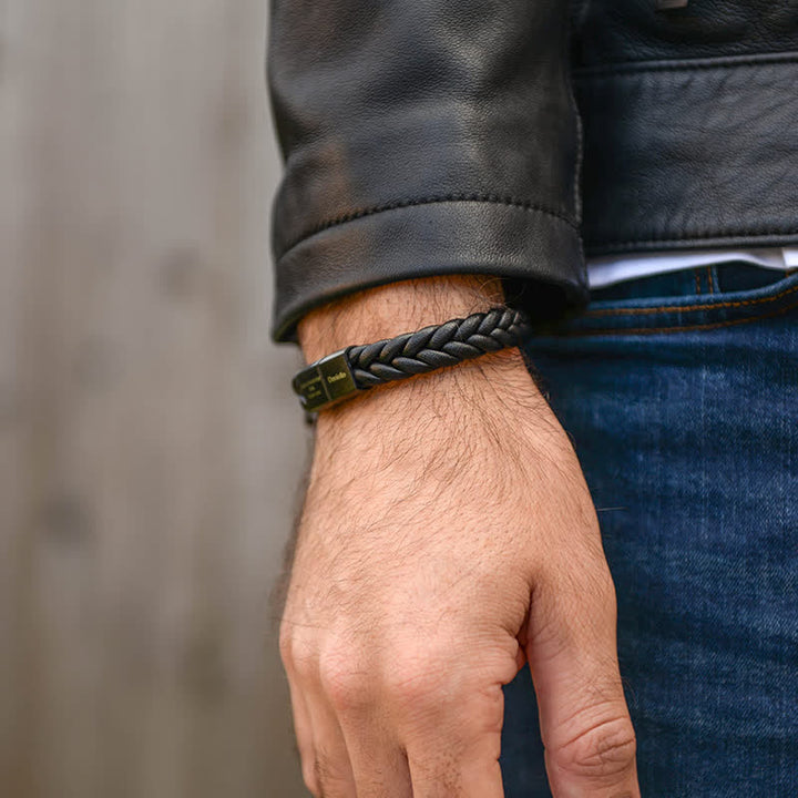 Bracelet en cuir tressé avec nom personnalisé et fermoir magnétique