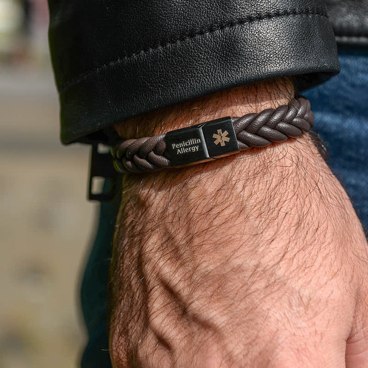 Bracelet en cuir tressé avec nom personnalisé et fermoir magnétique