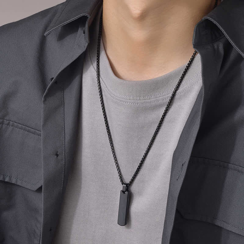 Collier pendentif rectangulaire avec nom personnalisé gravé au laser