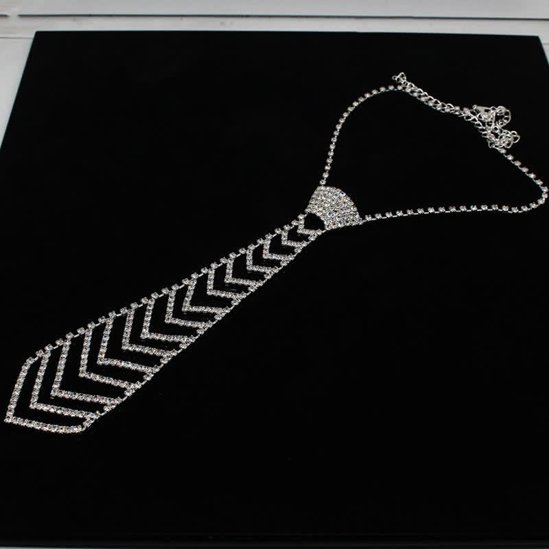 Collier cravate créatif en cristal et strass en forme de rayures