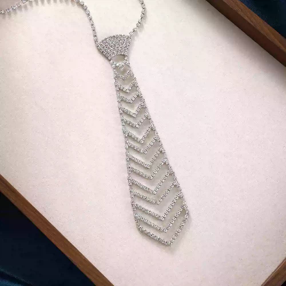 Collier cravate créatif en cristal et strass en forme de rayures