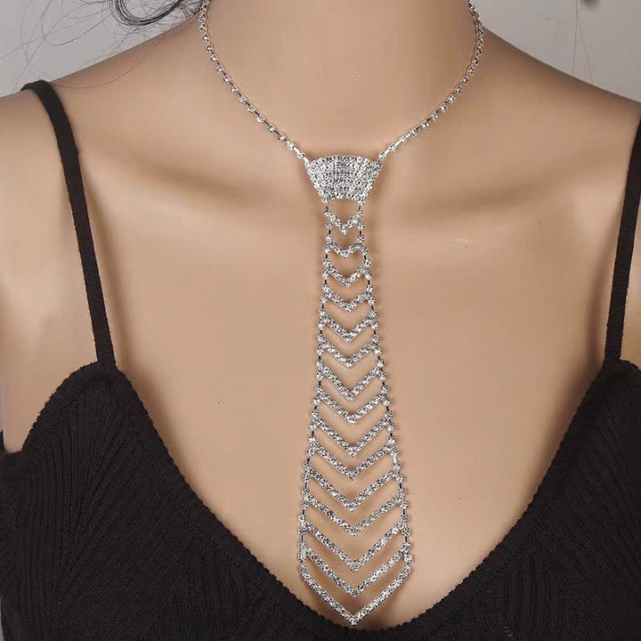 Collier cravate créatif en cristal et strass en forme de rayures