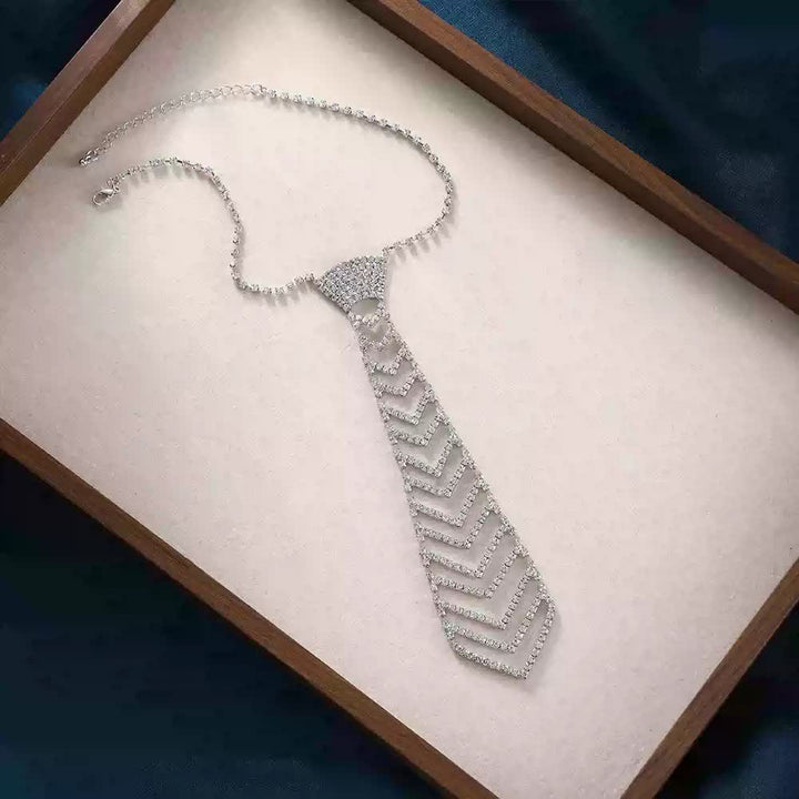 Collier cravate créatif en cristal et strass en forme de rayures