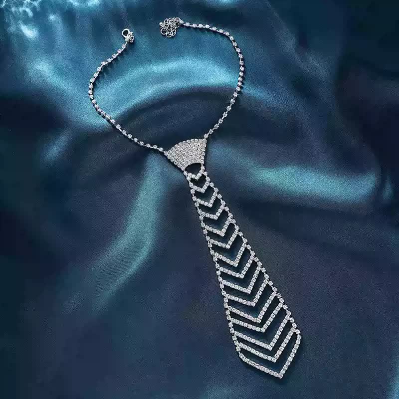 Collier cravate créatif en cristal et strass en forme de rayures