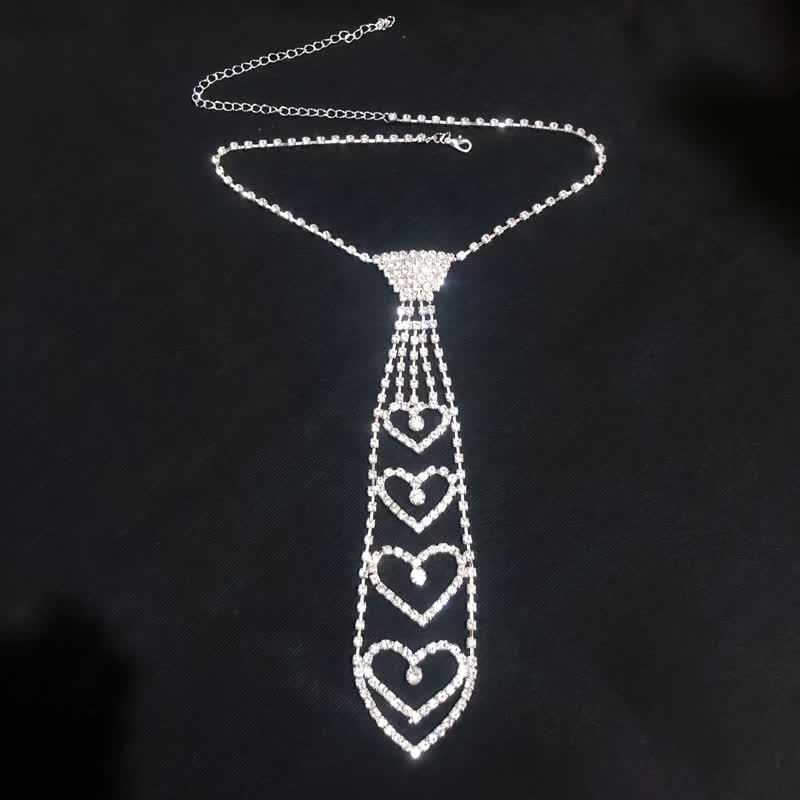 Collier cravate créatif de luxe en strass en forme de cœur