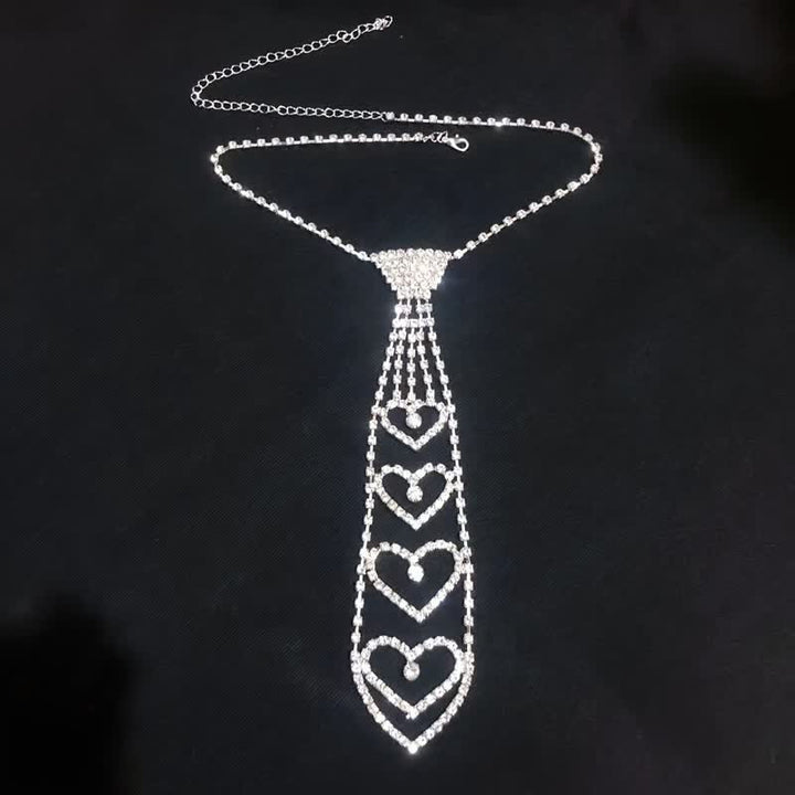 Collier cravate créatif de luxe en strass en forme de cœur