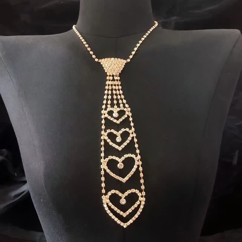 Collier cravate créatif de luxe en strass en forme de cœur