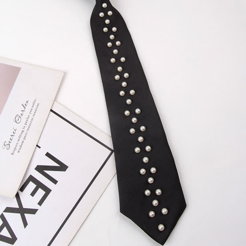 Cravate créative élégante ornée de perles artificielles