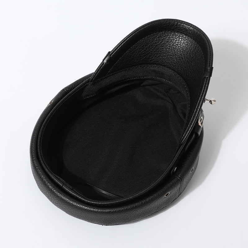Béret élégant en cuir noir pour femme avec rivets et tête de mort