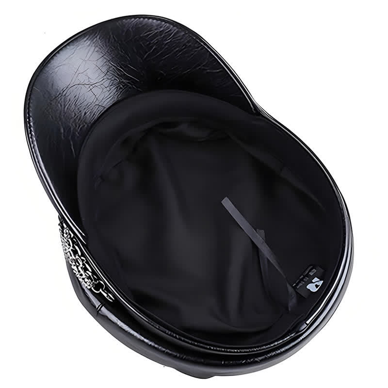 Béret en cuir noir à dessus plat et chaîne décorée pour femme
