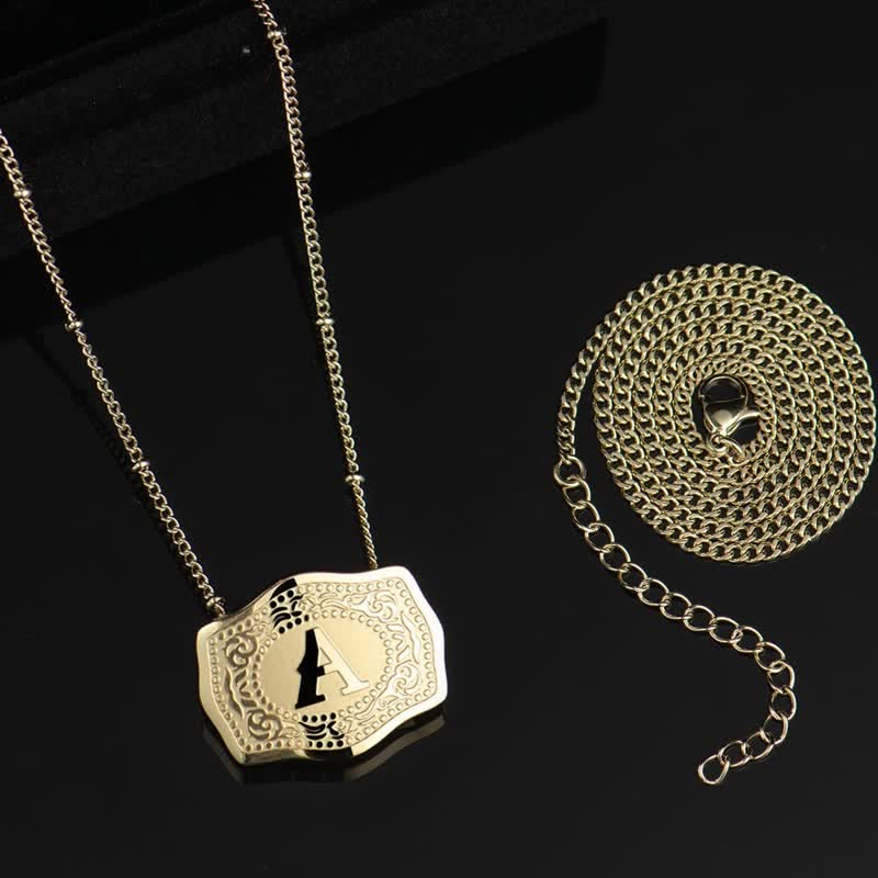 Collier mini lettre initiale en relief doré