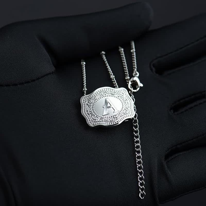 Collier mini lettre initiale en relief en argent - image 1
