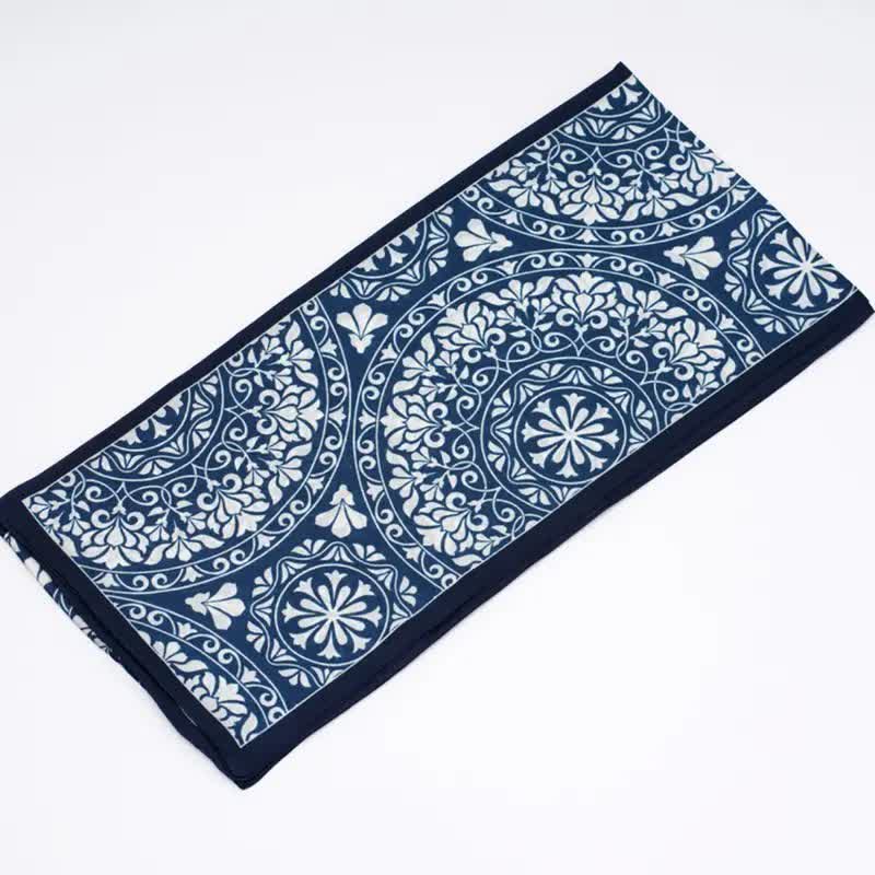 Écharpe longue et fine à fleurs bleues et blanches pour homme - image 3